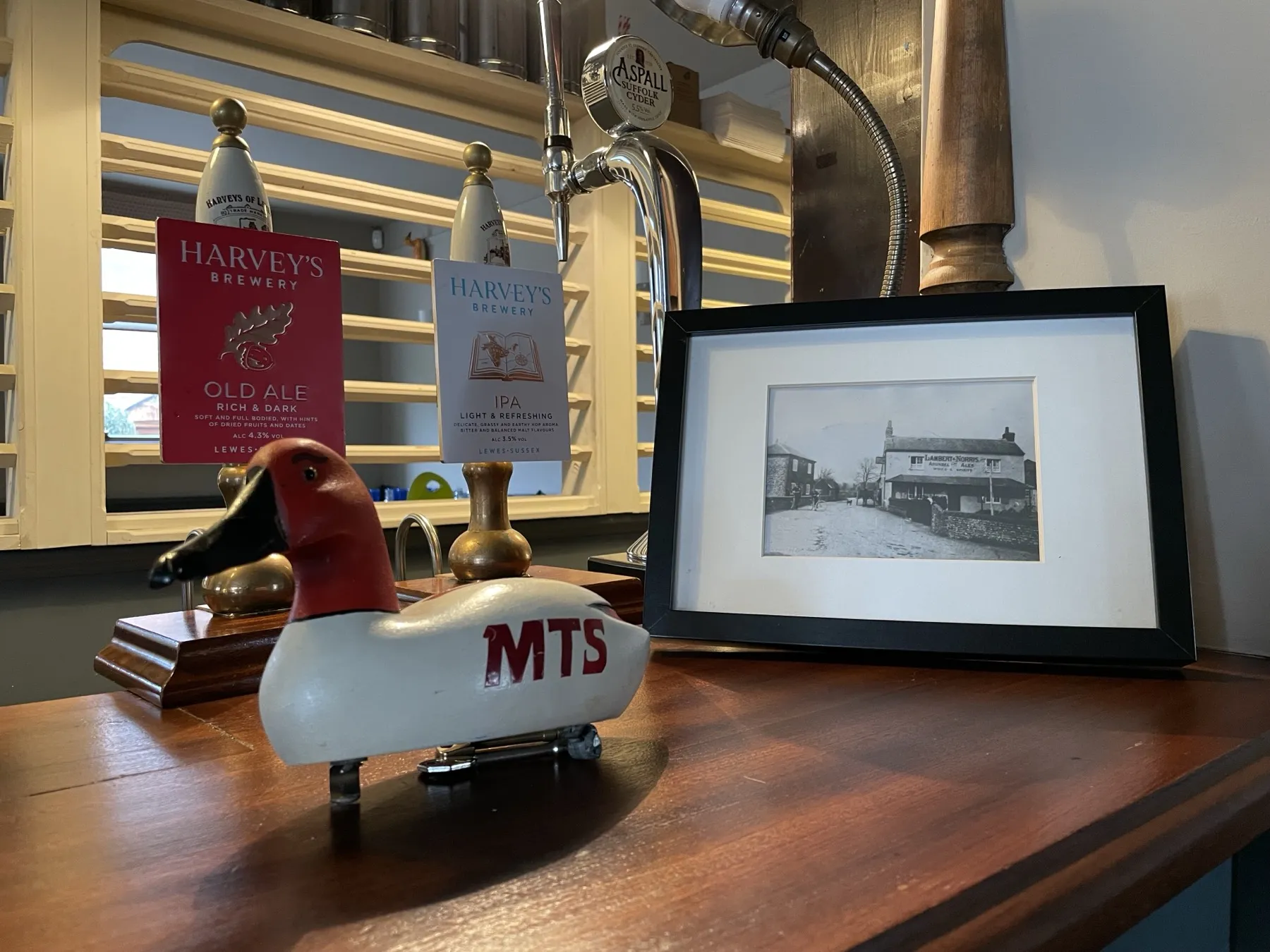 A carved duck decoy beside the Harveys hand pumps at The Richmond Arms bar